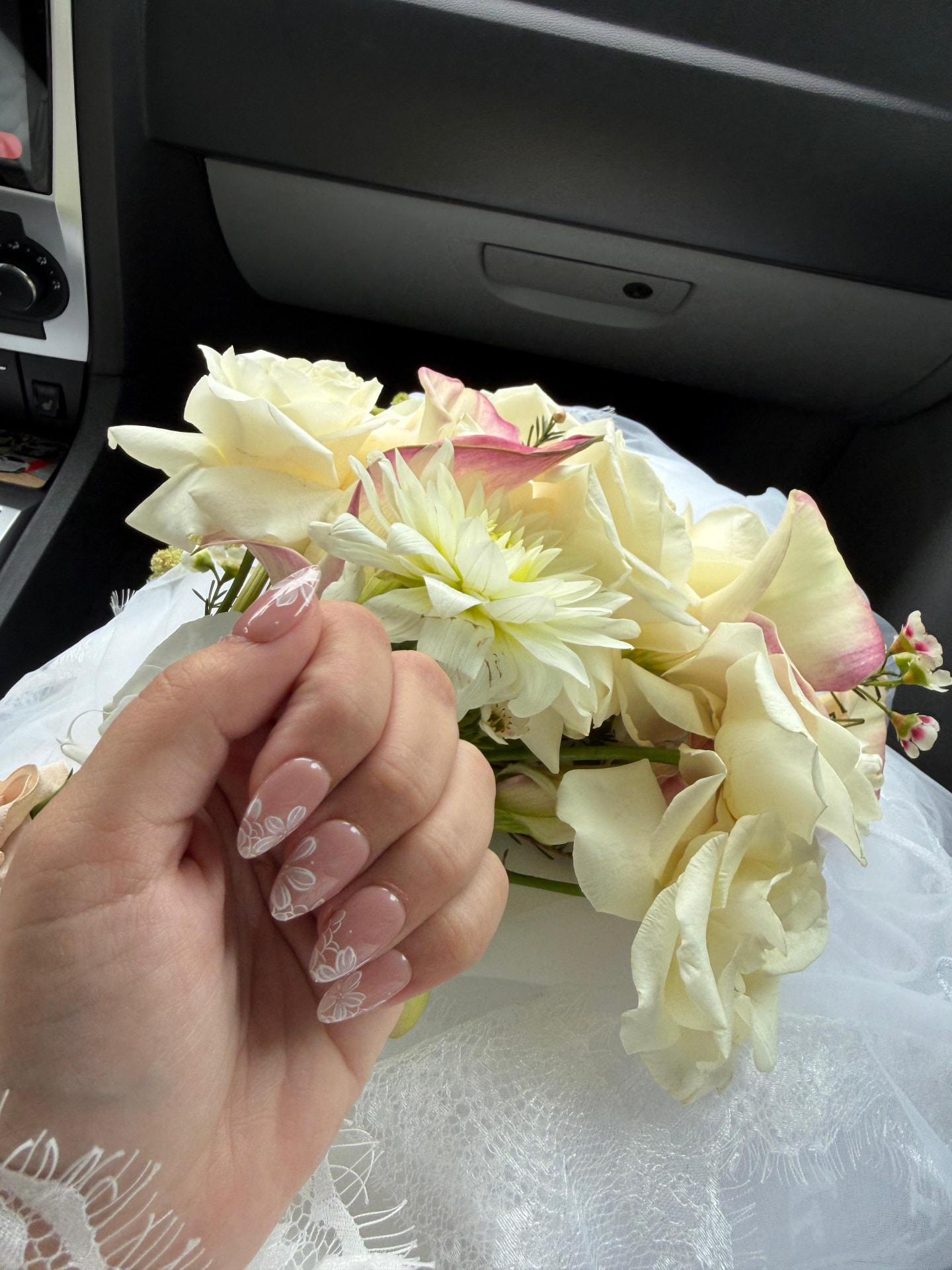 Nude nagels met fijn bloemdetail