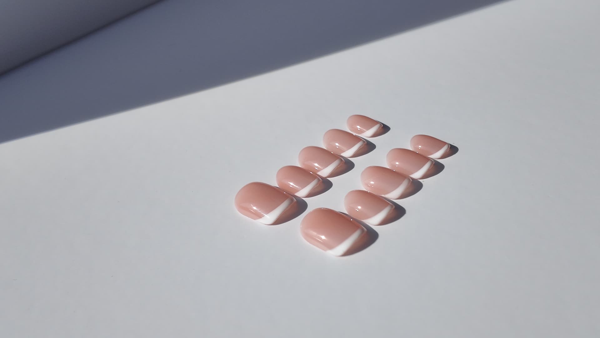 Nude French nagelset in zonlicht