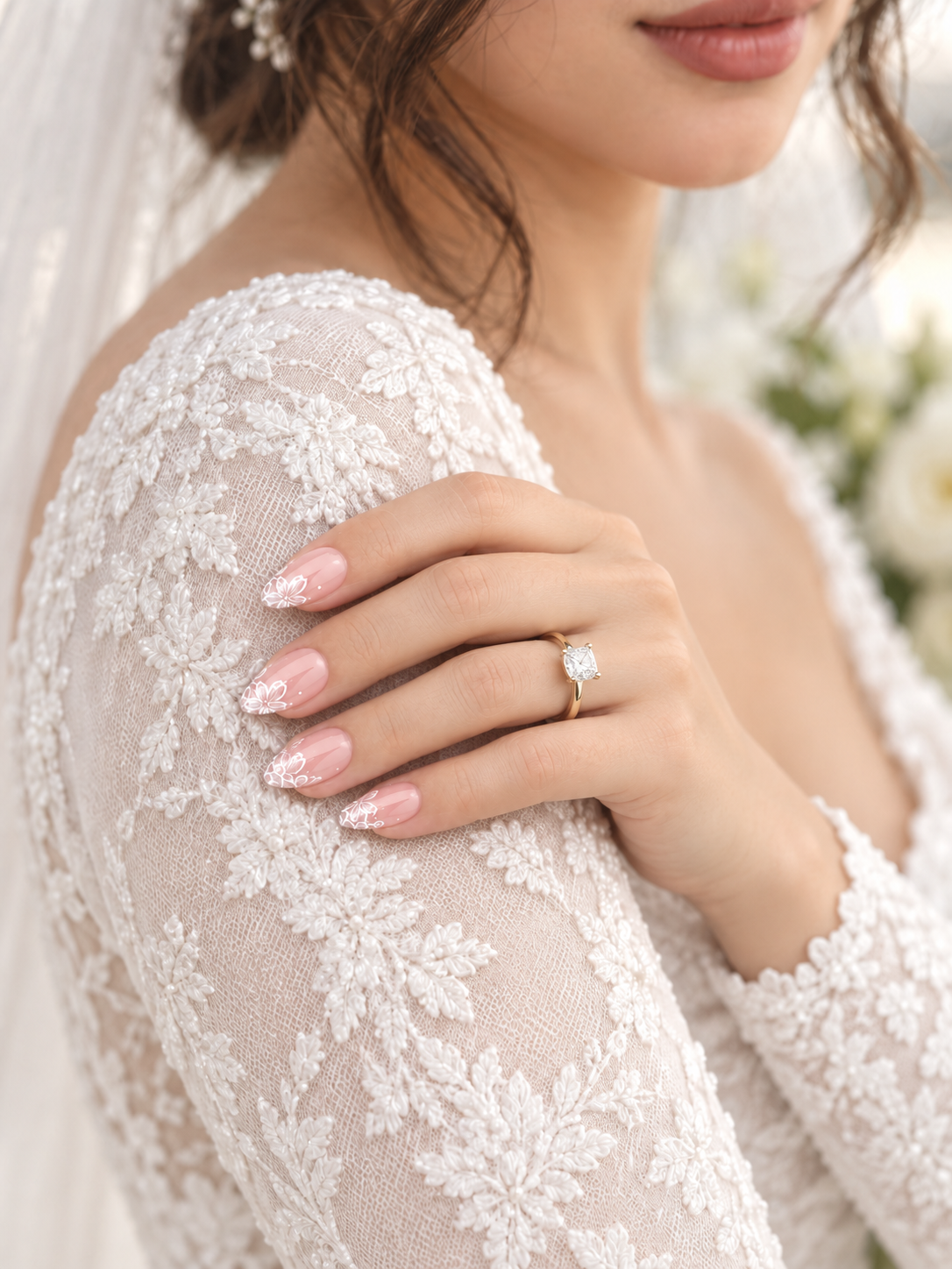 Bruidslook met kanten jurk en roze bloemendesign op de nagels